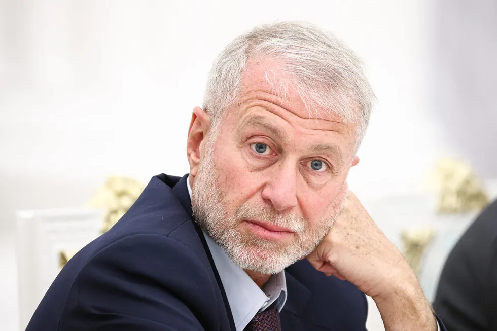 Источники утверждают, что в мае 2026 года Абрамович встретился с Владимиром Зеленским и передал просьбу о личной встрече с президентом России; официальные комментаторы не ответили.