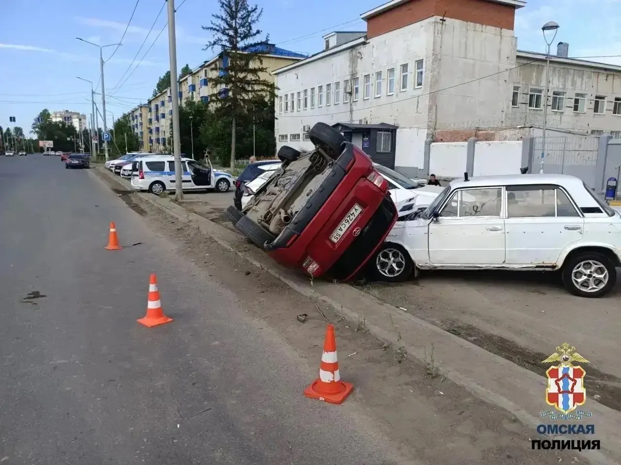 На пересечении 21-й Амурской и 30-й Северной около 07:45 столкнулись Chevrolet и Toyota — Toyota перевернулась и врезалась в припаркованные машины, одному водителю потребовалась медицинская помощь.