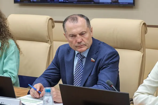 Член Комитета Совета Федерации предложил закрепить законодательно формат, при котором студенты будут проводить на базовых производствах до 50% учебного времени. Инициатива вызывает вопросы оплаты труда учащихся и защиты их прав.