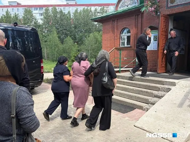 Родные и друзья собрались у храма на Менделеева, чтобы проводить в последний путь Ольгу Симочкину и Анатолия Бойко. Мать Анатолия до конца надеялась на его спасение.