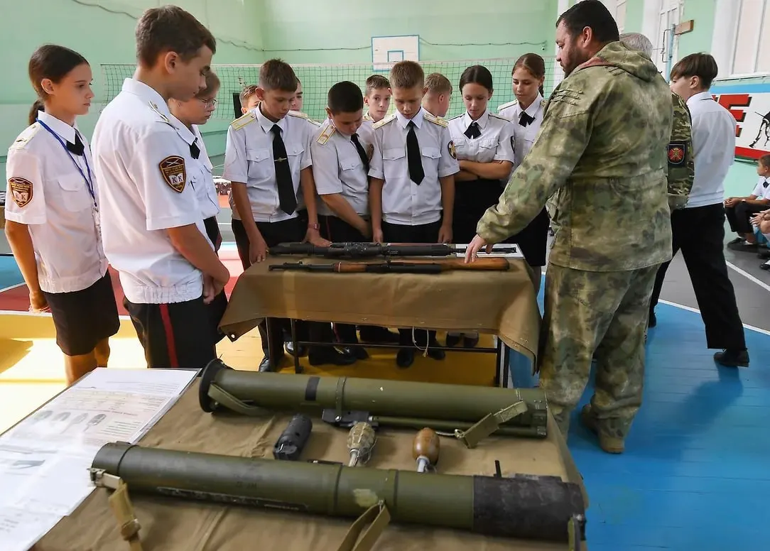Военно-историческая организация предложила вовлечь учащихся в сбор рассказов участников СВО и волонтёров — материалы планируют использовать в школьных музеях и цифровом архиве. По словам авторов инициативы, идею поддержало Министерство просвещения.