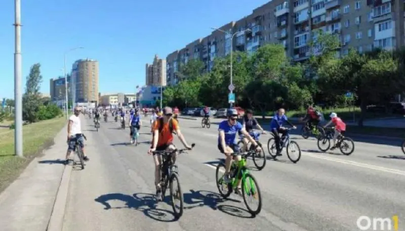 Ежегодный велопарад в центре Омска собрал около 11 200 участников. Свободный формат и отсутствие регистрации сделали заезд особенно массовым — в фоторепортаже — хроника и кадры с мероприятия.