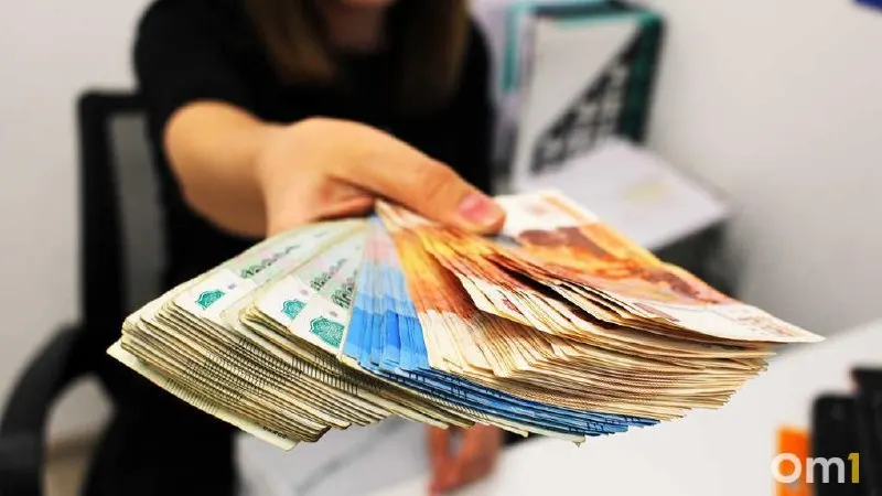 В Омской области на портале «Работа России» размещено более 40 высокооплачиваемых вакансий — большинство в оборонно‑промышленном комплексе и строительстве; максимальные предложения превышают 300 тысяч рублей.