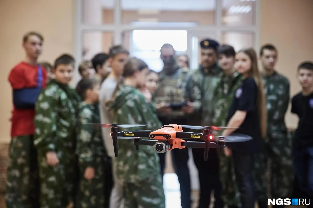 В Кемеровской области детям рекомендовали не пытаться сбивать дроны. В Омске 10 июня впервые объявляли ракетную и беспилотную опасность — там тревога длилась около 30 минут.