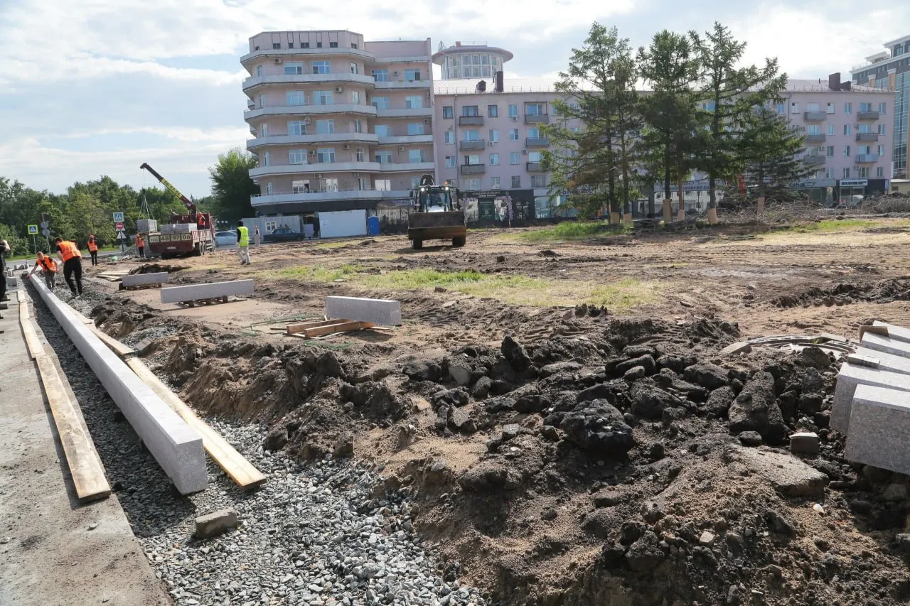 Ремонт и озеленение площади Бухгольца в Омске начались в мае 2026 года; подрядчик обещает окончить основные работы к 1 сентября в рамках нацпроекта «Инфраструктура для жизни».
