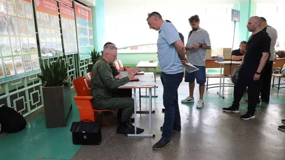 Минобороны Беларуси объявило о манёврах с военкоматами в Гродненской области: запасников вызывают для сверки данных и контрольных явок. Мероприятия проходят на фоне нарастающего давления со стороны России и обсуждений возможного участия Минска в эскалации конфликта с Украиной.