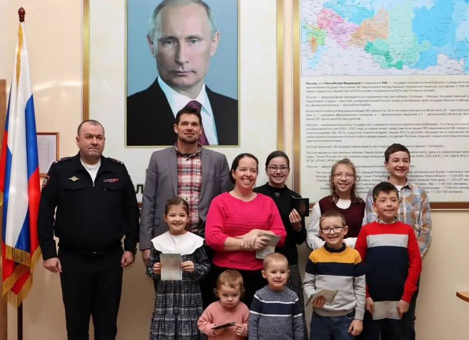 В 2025 году 1112 иностранцев получили специальные визы для переезда в Россию как лица, разделяющие традиционные российские духовно‑нравственные ценности. Большинство — граждане Германии и Франции. Программа действует с августа 2024 года и предусматривает упрощённое оформление РВП.