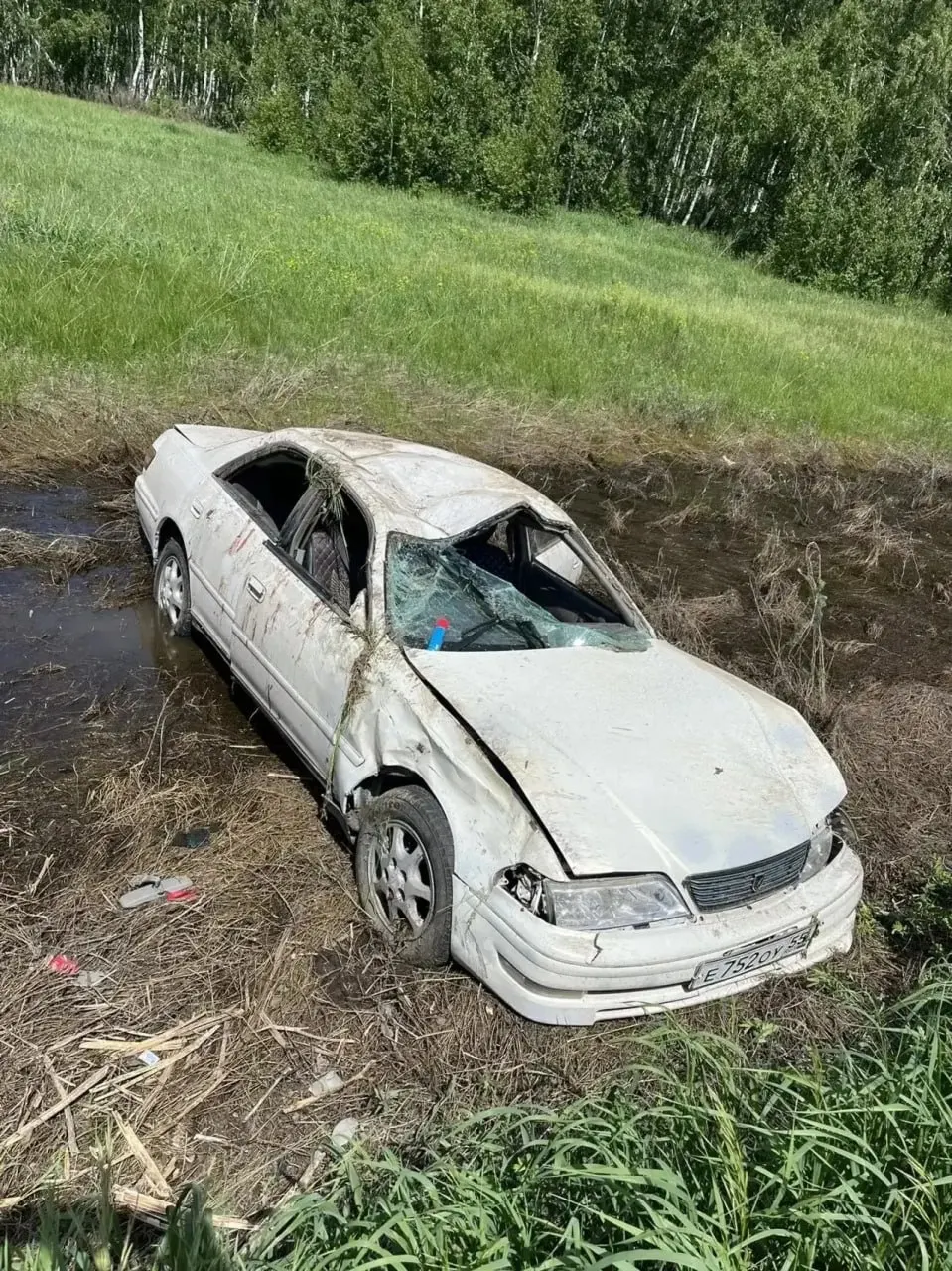 На автодороге Ивановка—Соляное водитель не справился с управлением, автомобиль съехал в кювет и перевернулся. Пострадавшим оказали медпомощь, на водителя составили семь протоколов.