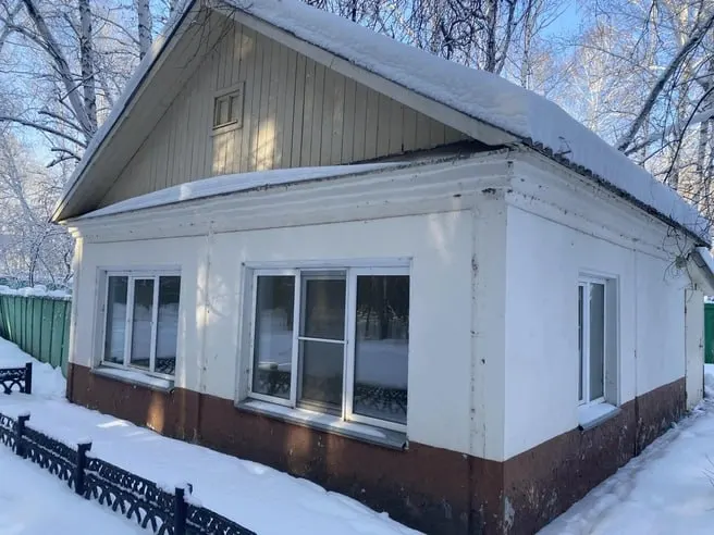 Комплекс из 15 строений в поселке Ключи реализовали через электронные торги: стоимость ранее снижали с почти 25 млн до 2 млн рублей, после чего нашлись покупатели.