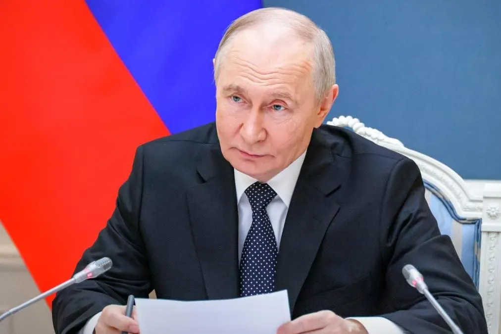 Указ, опубликованный 1 июня 2026 года, разрешает приостанавливать выплаты по депозитам иностранным вкладчикам из стран, признанных Россией «недружественными», расширив ранее действовавший механизм для кредитов и ценных бумаг.
