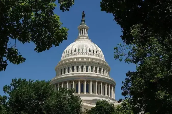 Нижняя палата Конгресса США проголосовала за инициативу, которая вводит новые санкции против России и предусматривает более $1 млрд прямой помощи Украине и $8 млрд в виде оборонных займов; документ направлен в Сенат.
