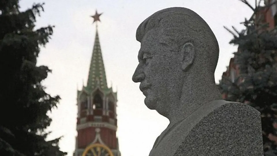 Отсутствие главы Центробанка на крупном экономическом форуме и сообщения источников вызвали волну слухов о её возможном уходе и о кадровых перестановках в правительстве; эксперты связывают это с нервозностью элит и обсуждают переход к мобилизационной модели экономики.