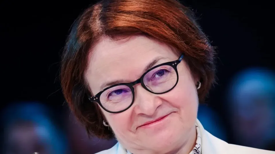 После отсутствия на ПМЭФ и ряда экономических встреч вокруг главы Центробанка родились разные версии. Назначенная пресс‑конференция 19 июня вернёт её в публичное поле, но ключевые вопросы о курсе денежно‑кредитной политики и роли регулятора в условиях роста военных расходов остаются открытыми.