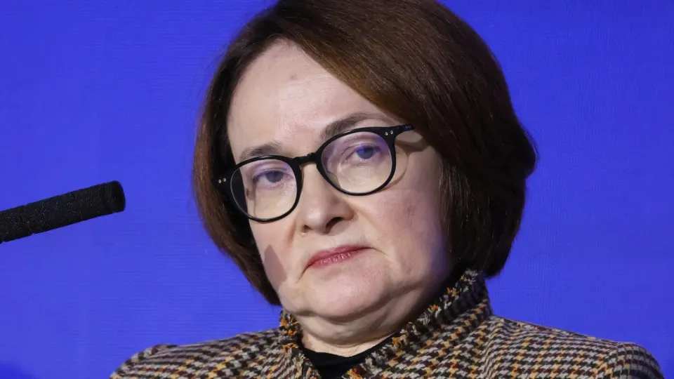 Резкий рост цен на бензин и спад производства нефтепродуктов повышают инфляционное давление и ставят под вопрос планы Центробанка по заметному снижению ставки в этом году.
