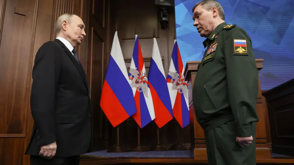 В мае российские войска резко нарастили число штурмовых атак, пытаясь выполнить задачу полного контроля над Донбассом, но по оценкам аналитиков армия второй месяц подряд несёт территориальные потери.