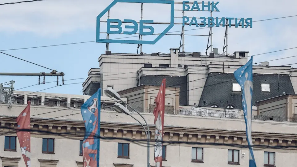 Государственный банк ВЭБ объявил о планах снизить бюджет и уволить 15% сотрудников в рамках подготовки к параметрам бюджетирования 2027 года. Решение связано с «кредитным охлаждением» экономики и директивами правительства.