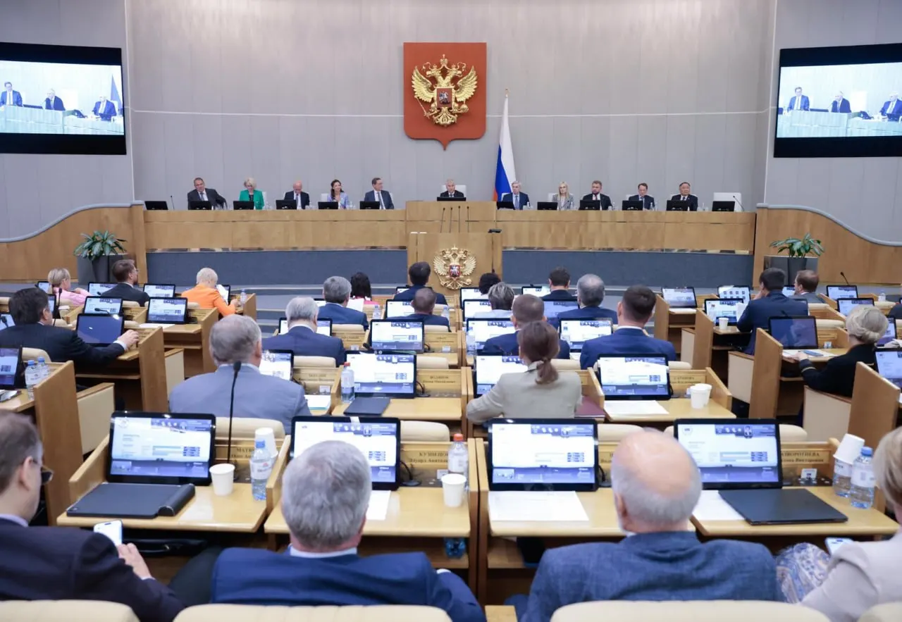 Исследование показывает, что инициативы кабинета министров принимаются значительно чаще депутатских: «проходимость» правительственных законопроектов заметно выше, а многие инициативы депутатов фактически разрабатываются исполнительной властью.