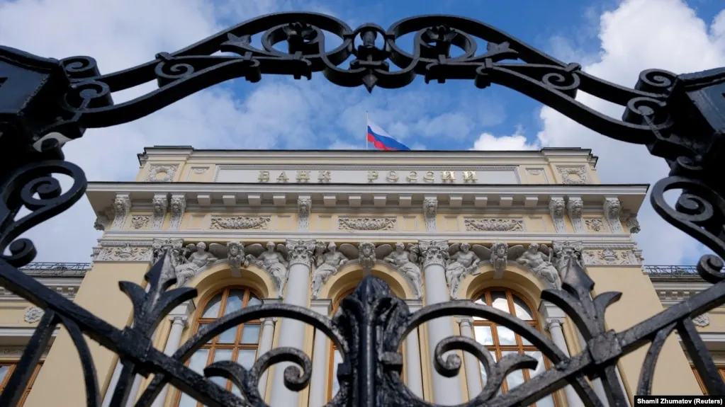 Центробанк снизил прогноз роста экономики на 2026 год до 0–1% и повысил целевой диапазон инфляции до 6–7%. Также пересмотрены оценки бюджетного дефицита, средней цены нефти и параметров внешней торговли.