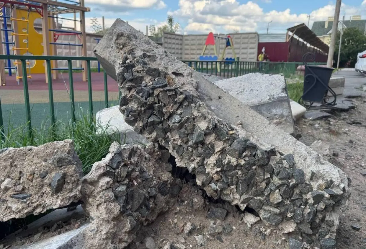 Во дворе дома на улице Октябрьской асфальт не положили после ремонта теплотрассы; жильцы выиграли суд, компания обязана привести покрытие в порядок до 1 ноября 2026 года, за просрочку — 500 ₽ в день.