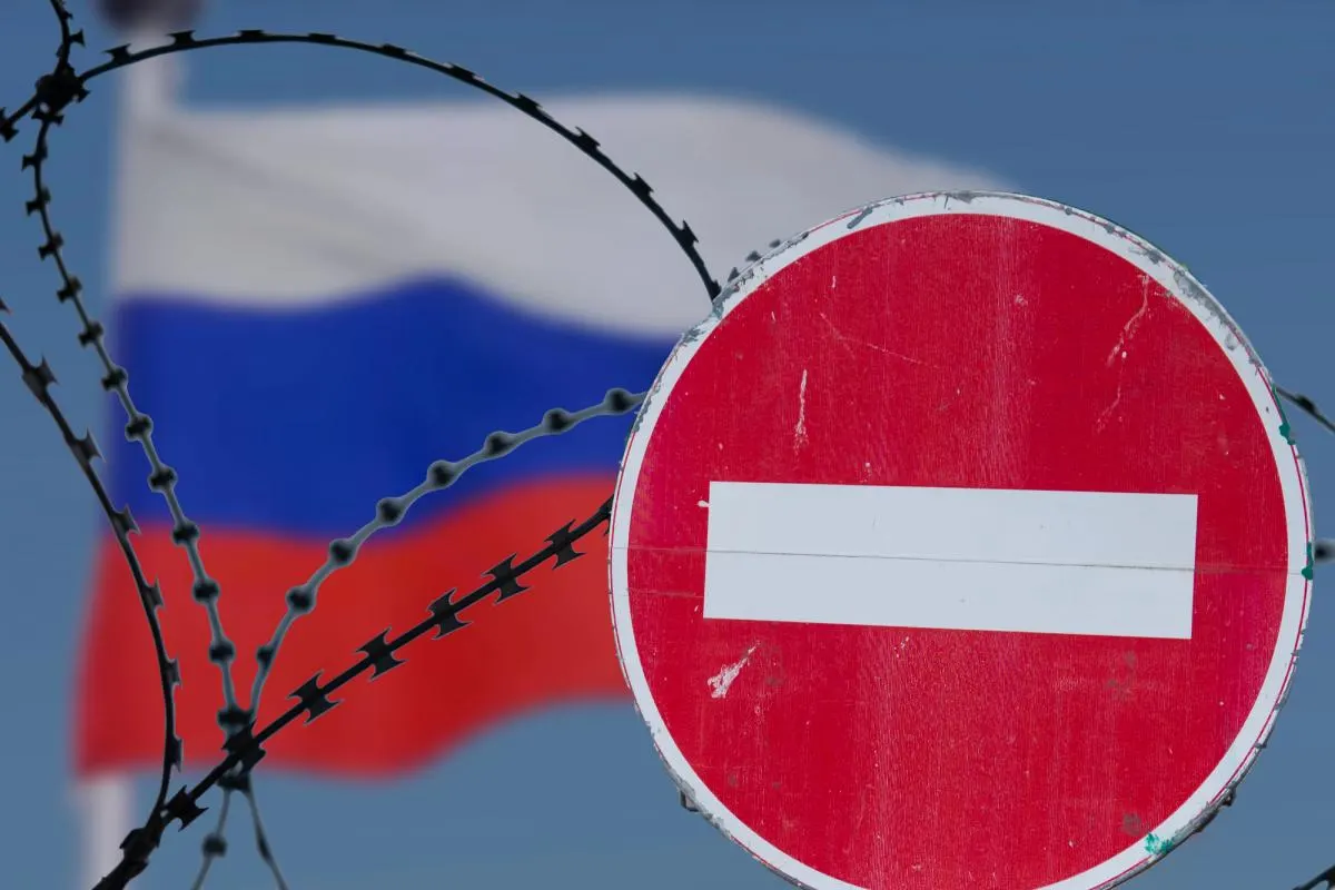 Послы Евросоюза перенесли обсуждение 21-го пакета санкций на 22 июля из‑за разногласий по компенсациям австрийскому банку и опасений Греции по торговле СПГ; временно сохранён потолок цен на нефть.