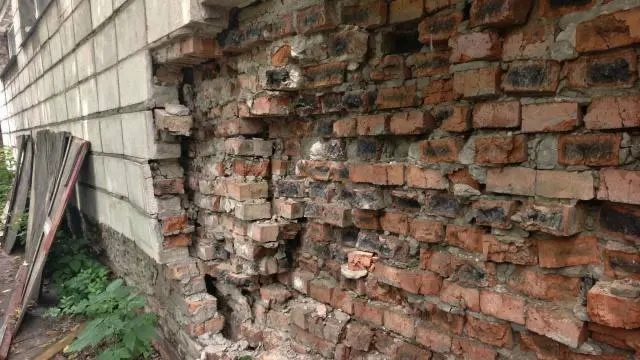 Родители воспитанников детсада №375 сообщили о частичном обрушении кирпичной кладки в помещении бассейна и призвали провести срочный ремонт ради безопасности детей.