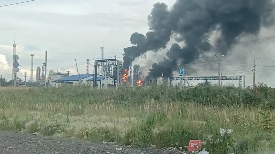 В июне выпуск нефтепродуктов упал на 12% (‑21,7% к уровню года ранее). Атаки на НПЗ и сокращение переработки привели к дефициту, росту цен и необходимости импорта топлива.