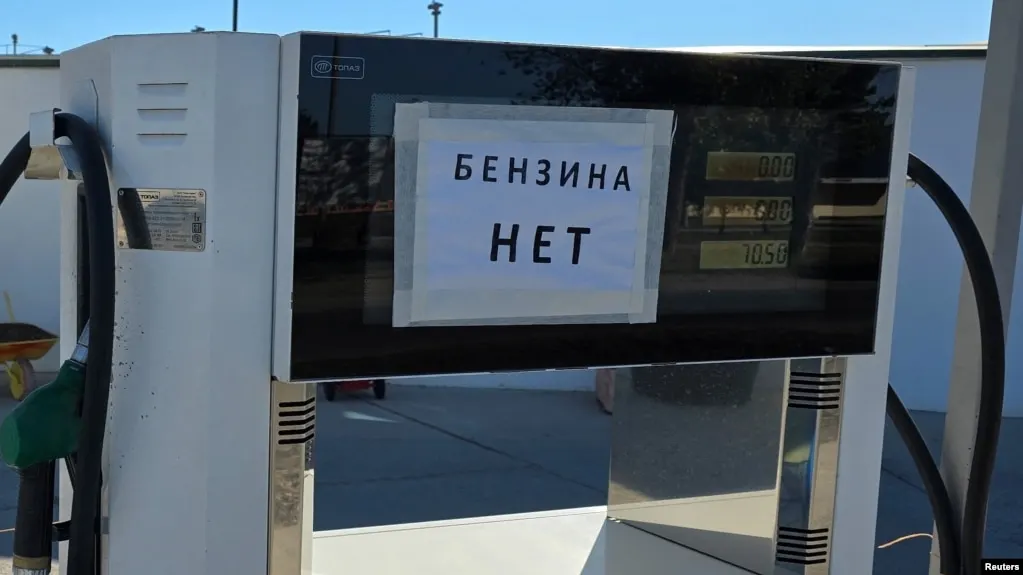 По данным Росстата, за неделю 23–29 июня 2026 года в Севастополе зафиксирован рекордный рост цен на бензин — около 30%. В то же время в 82 регионах отмечено удорожание топлива, в ряде субъектов введены ограничения на его продажу.