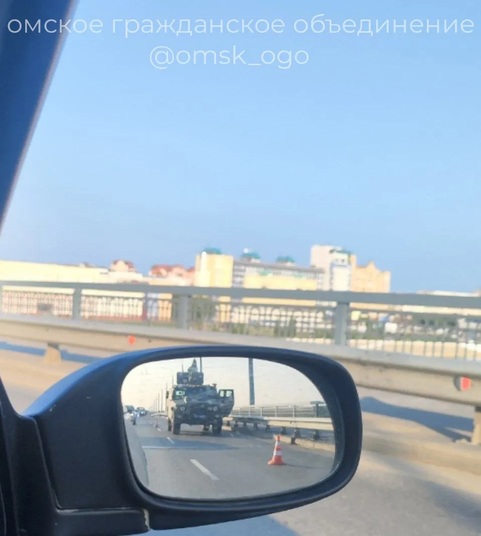 На Ленинградском мосту в Омске местные жители сфотографировали передвижной зенитно‑ракетный комплекс «Гибка‑С», который, по оценкам, задействован для охраны официальной делегации. Комплекс принят на вооружение в 2022 году.