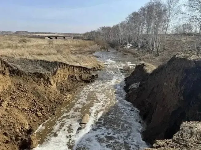 Омский районный суд потребовал от регионального Минприроды демонтировать земляную насыпь, признанную незаконной, и устранить последствия засорения реки. На работы ведомству дали год после вступления решения в силу.