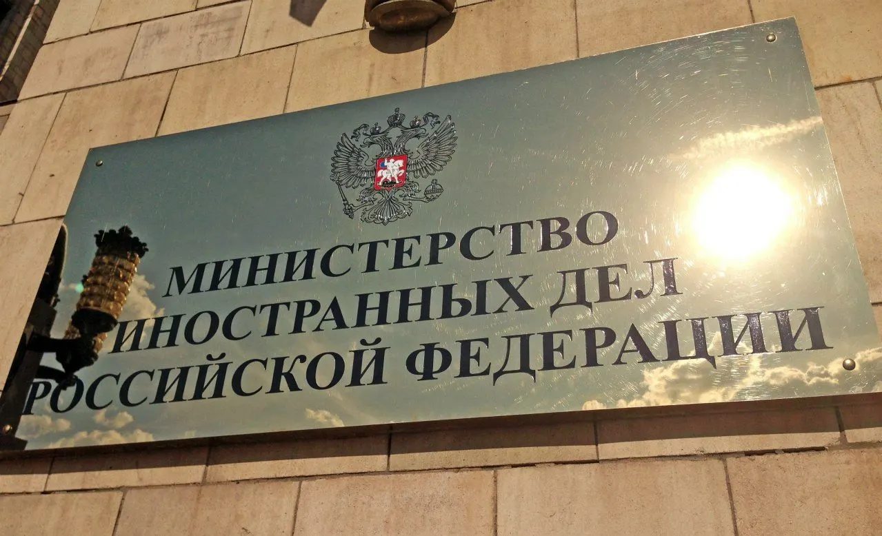 По сведениям собеседников в дипломатических кругах, в российских ведомствах обсуждают закон о выездных визах: выезд в страны НАТО может разрешаться только группами с сопровождением, индивидуальный туризм будет возможен не везде.