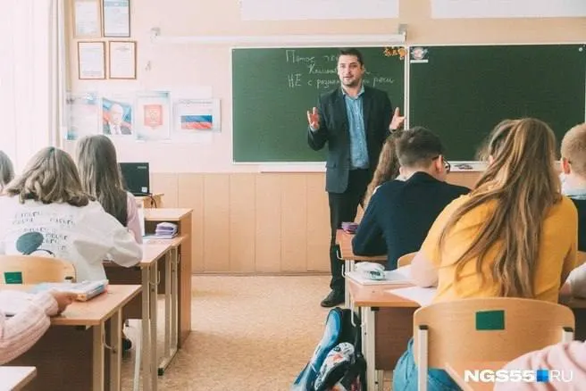 В 2025 году в школы Омской области приняли 491 специалиста до 35 лет — на 21 меньше, чем в 2024-м. Общее число принятых выросло, но доля молодых педагогов в регионе немного снизилась.