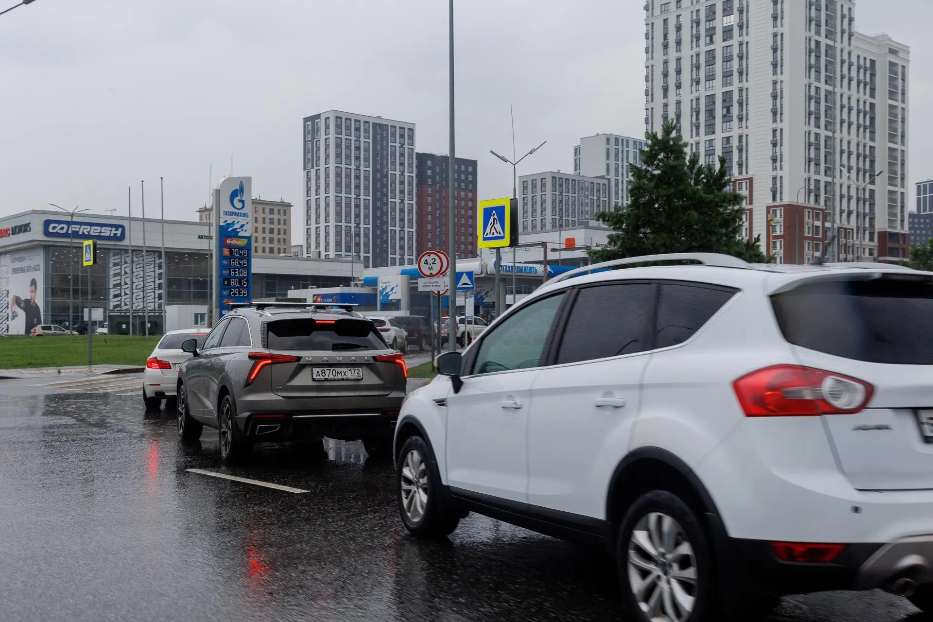Правительство временно запретило вывоз дизтоплива, чтобы стабилизировать внутренний рынок и сдержать рост цен. Эксперт Фролов считает меру логичной, но вынужденной и кратковременной.