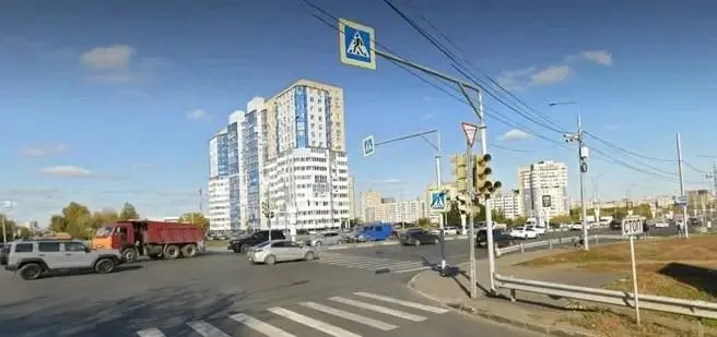 На пересечении устанавливают светофор и канализированные правые повороты; левый поворот с моста будет выполняться через отнесённый левый маневр с разъездом по обустроенному съезду.