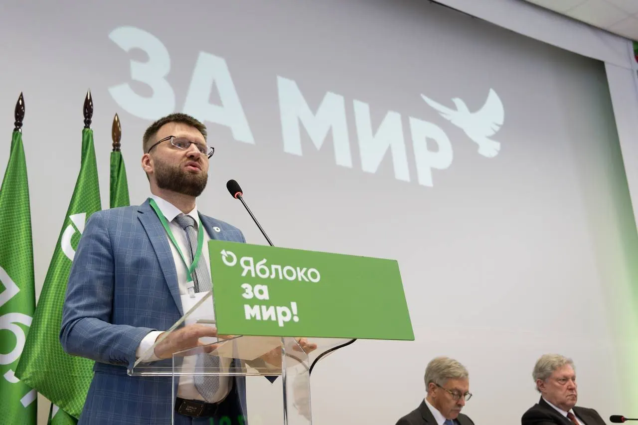 Минюст вновь отклонил просьбу Владимира Дорохова снять статус «иностранного агента». В ведомстве сочли политической деятельностью поздравление от председателя партии, поездки в суд, возложение цветов и участие в видеоролике с бумажными самолётиками.