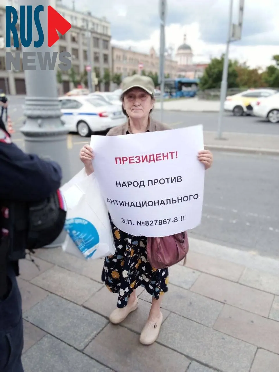 Доктор биологических наук провела одиночный пикет на Старой площади с требованием не передавать регионам право исключать памятники из госохраны; активистку задержали.