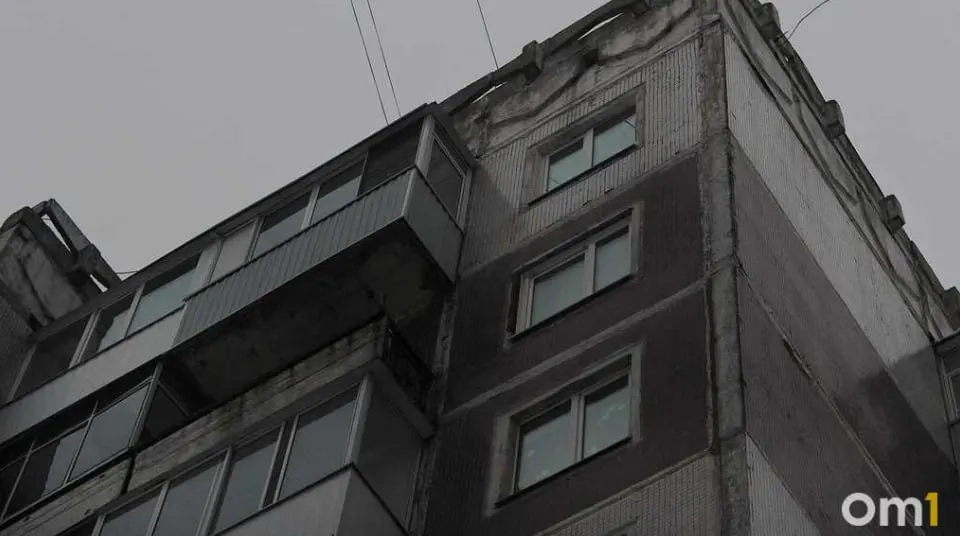 Четыре дома середины XX века в разных округах Омска признаны аварийными. Самый крупный — четырёхэтажный дом на Входной, 5, рассчитан на 48 квартир; решения о дальнейших мерах будут приниматься после обследований.