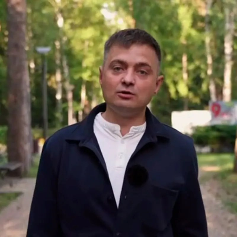 Кандидат в законодательную думу Томской области Александр Губин был задержан по делу о самовольном оставлении части. Его увезли из региона, позже отпустили; уголовное преследование пока не прекращено.