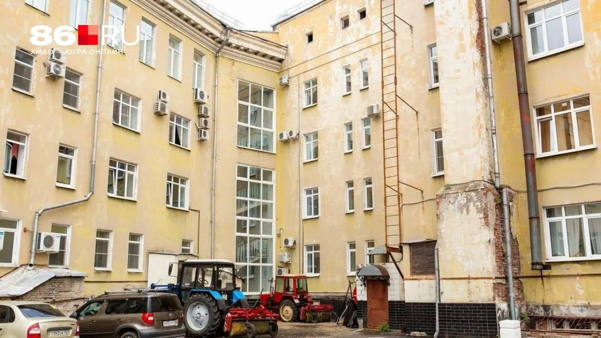Решения о переустройстве дворовой территории принимаются на общедомовом собрании — жильцы должны согласовать организацию парковки и учитывать нормы безопасности.