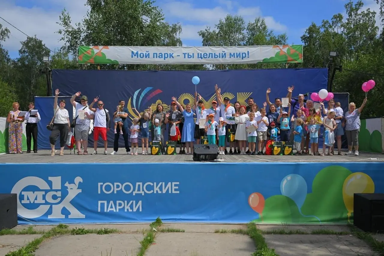 На семейном празднике в парке 30-летия ВЛКСМ 11 июля жители Омска совместно нарисовали масштабное полотно, которое внесли в Книгу рекордов России.