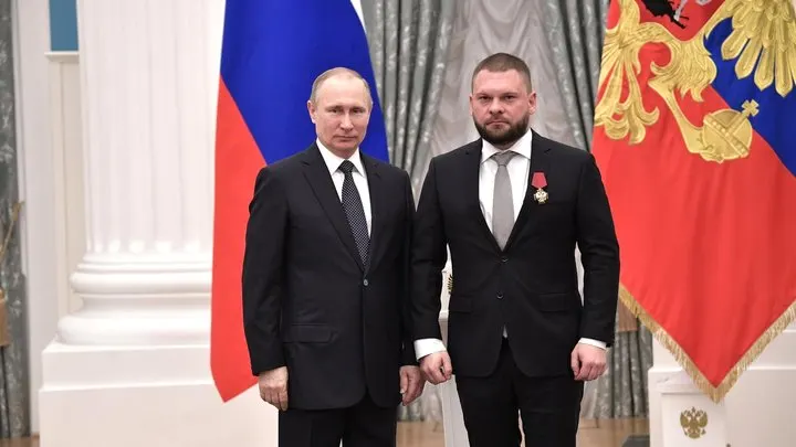 По официальным декларациям, в числе имущества кандидата в Госдуму оказались акции американских компаний и паи зарубежных фондов. Партия утверждает, что активы были отчуждены до подачи документов.