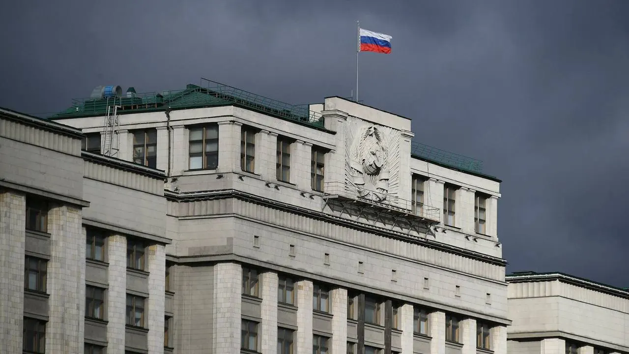 Госдума рассматривает законопроект, который для покинувших страну россиян вводит ограничение доступа к госуслугам, банкам и имуществу, а также создание реестра и особых правил выдачи пособий.