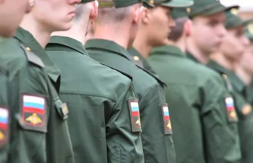 Правительство поддержало законопроект, который даст право направлять призывников на службу в пожарные подразделения МЧС — по оценкам ведомства, в систему могут принять до 5 тысяч человек для покрытия нехватки персонала.