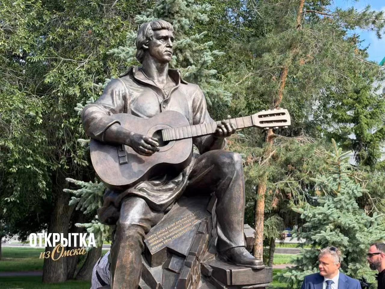 В Воскресенском сквере установили памятник Владимиру Высоцкому. На открытии присутствовали губернатор Омской области и автор скульптуры; рядом появился интерактивный экран с архивными фотографиями и записями песен.