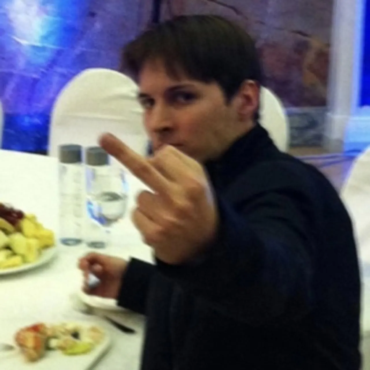Росфинмониторинг включил основателя Telegram в список «террористов и экстремистов»; против него предъявлено обвинение в содействии терроризму. В ответ владелец мессенджера опубликовал мемы и архивные снимки. Следствие связывает дело с работой чат‑бота «Дайвинчик» и серией задержаний.