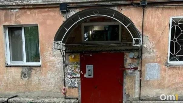 В Центральном округе Омска жители нашли листовки с инструкцией на случай угрозы со стороны БПЛА; у входов также появились «Уголки безопасности». Ранее мэрия публиковала рекомендации по действиям при сигнале «Внимание всем!».