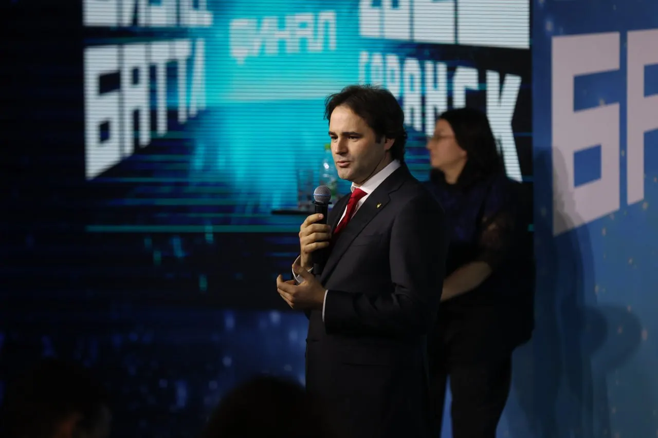 Конкурс для начинающих предпринимателей принимает заявки до 15 июля 2026 года. Главный приз — 1 млн рублей; также предусмотрены обучение и консультационные услуги.