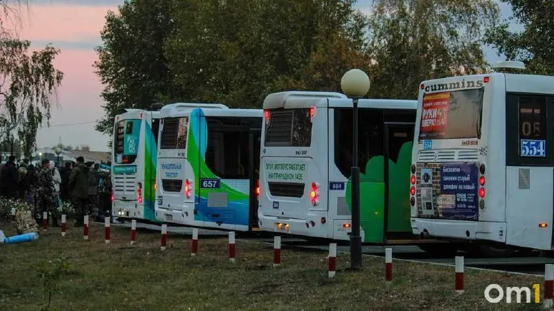 Администрация Омска объявила тендер на аренду четырех пассажирских автобусов для экстренной эвакуации: машины будут подаваться по вызову дежурной службы, контракт действует до 30 декабря 2026 года.