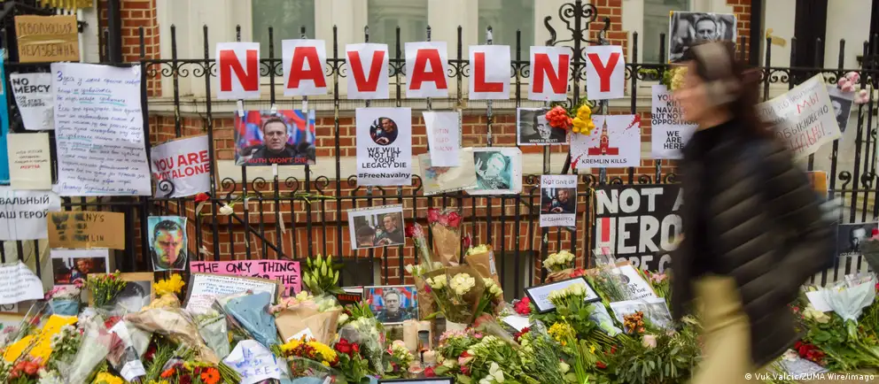 Лондон заморозил активы и ввёл запреты для физических лиц и учреждений, которых связывают с разработкой «Новичка» и эпибатидина. Связь с отравлениями, в том числе делом Алексея Навального и гибелью британки, названа причиной мер.