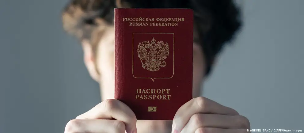 Переработанный вариант визовых ограничений накладывает запрет лишь на краткосрочные визы для тех россиян, кто прямо участвовал в боевых действиях в Украине; при этом расширены гуманитарные и служебные исключения.