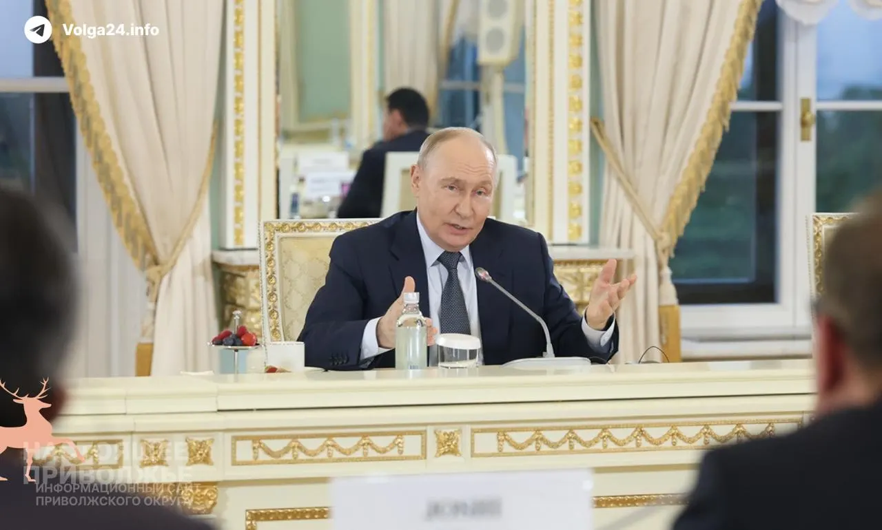 Президент заявил, что нынешние трудности на внутреннем топливном рынке носят временный характер и созданы извне. ВВП России вырос на 0,2% за первые пять месяцев года.